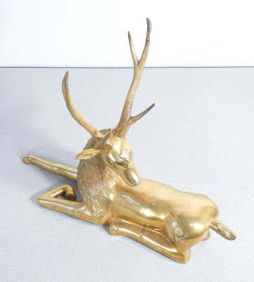 Grande scultura di Cervo sdraiato in ottone. Anni 60