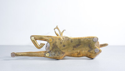 Grande scultura di Cervo sdraiato in ottone. Anni 60