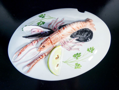 Grande zuppiera TRE ART con vassoio e mestolo, in porcellana decorata con sculture dipinte a mano di aragoste, cozze, conchiglie... Italia, Anni 80