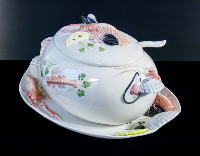 Grande zuppiera TRE ART con vassoio e mestolo, in porcellana decorata con sculture dipinte a mano di aragoste, cozze, conchiglie... Italia, Anni 80