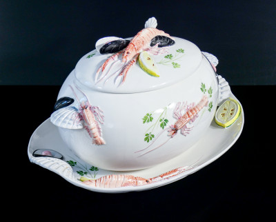 Grande zuppiera TRE ART con vassoio e mestolo, in porcellana decorata con sculture dipinte a mano di aragoste, cozze, conchiglie... Italia, Anni 80