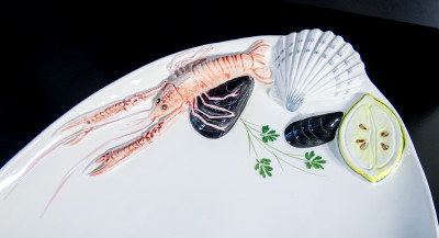 Grande zuppiera TRE ART con vassoio e mestolo, in porcellana decorata con sculture dipinte a mano di aragoste, cozze, conchiglie... Italia, Anni 80