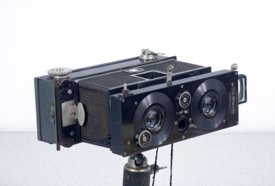 Fotocamera stereoscopica ICA Polyscop con obiettivi Carl Zeiss Tessar. Germania, Anni 10/20