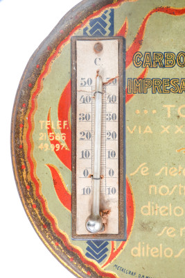 Insegna pubblicitaria della S. A. Carbonifera con termometro. METALGRAF. Italia, Primo Novecento