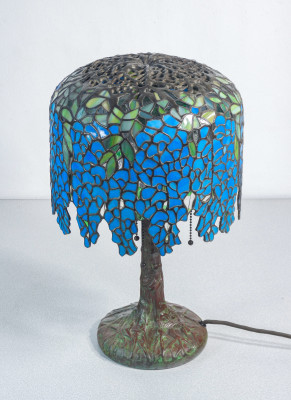 Lampada Tiffany, motivo Wisteria, tre lumi con accensione a catenella, in vetro piombato e bronzo. Novecento