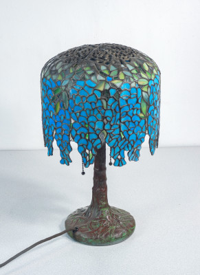 Lampada Tiffany, motivo Wisteria, tre lumi con accensione a catenella, in vetro piombato e bronzo. Novecento