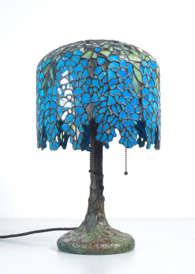 Lampada Tiffany, motivo Wisteria, tre lumi con accensione a catenella, in vetro piombato e bronzo. Novecento