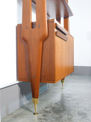 Libreria cielo-terra design italiano degli anni 70, in legno, con tre mensole e due cassetti. Italia, Anni 70
