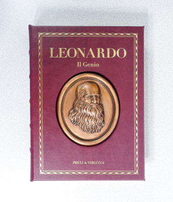 Libro da collezione LEONARDO Il Genio, edizione limitata e numerata 202/300, bassorilievo in bronzo. Scripta Maneant per Priuli & Verlucca. Italia, 2018