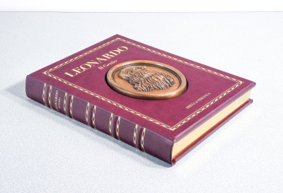 Libro da collezione LEONARDO Il Genio, edizione limitata e numerata 202/300, bassorilievo in bronzo. Scripta Maneant per Priuli & Verlucca. Italia, 2018