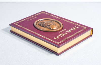 Libro da collezione LEONARDO Il Genio, edizione limitata e numerata 202/300, bassorilievo in bronzo. Scripta Maneant per Priuli & Verlucca. Italia, 2018