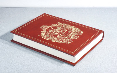 Libro da collezione ROCCHE, CASTELLI e ANTICHI MANIERI Piemonte, con formella di Ugo NESPOLO. Edizione limitata e numerata 674/999. ARS Edizioni d'Arte. Italia, 1998