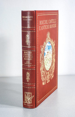 Libro da collezione ROCCHE, CASTELLI e ANTICHI MANIERI Piemonte, con formella di Ugo NESPOLO. Edizione limitata e numerata 674/999. ARS Edizioni d'Arte. Italia, 1998