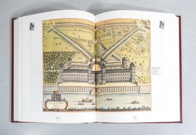 Libro da collezione ROCCHE, CASTELLI e ANTICHI MANIERI Piemonte, con formella di Ugo NESPOLO. Edizione limitata e numerata 674/999. ARS Edizioni d'Arte. Italia, 1998