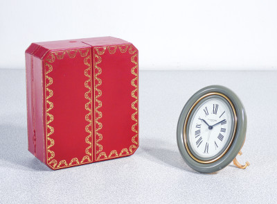 Orologio da tavolo, sveglia Must de CARTIER a carica manuale con custodia originale. Francia/Svizzera, Anni 90
