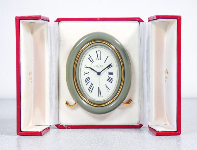 Orologio da tavolo, sveglia Must de CARTIER a carica manuale con custodia originale. Francia/Svizzera, Anni 90