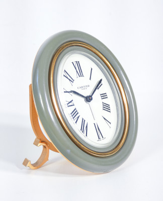 Orologio da tavolo, sveglia Must de CARTIER a carica manuale con custodia originale. Francia/Svizzera, Anni 90