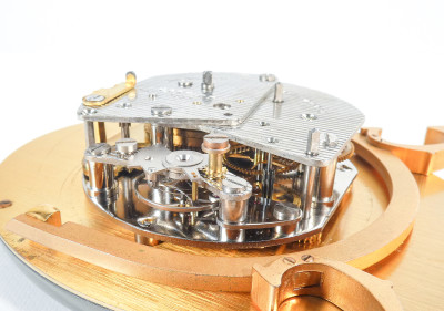 Orologio da tavolo, sveglia Must de CARTIER a carica manuale con custodia originale. Francia/Svizzera, Anni 90
