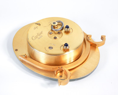 Orologio da tavolo, sveglia Must de CARTIER a carica manuale con custodia originale. Francia/Svizzera, Anni 90