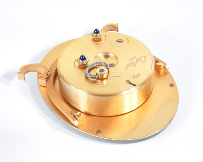 Orologio da tavolo, sveglia Must de CARTIER a carica manuale con custodia originale. Francia/Svizzera, Anni 90