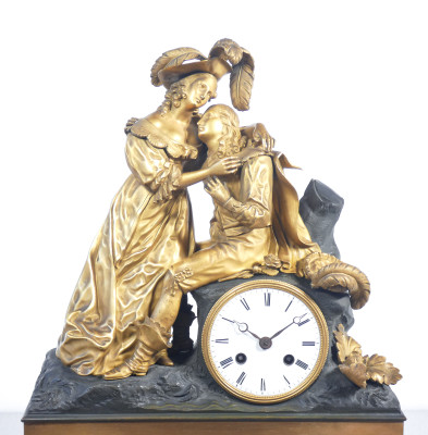 Orologio a pendolo con scultura in bronzo dorato al mercurio raffigurante una scena galante. Movimento meccanico a doppia carica, con suoneria. Francia, Prima metà dell'Ottocento