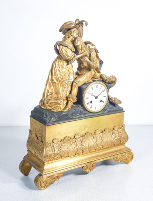 Orologio a pendolo con scultura in bronzo dorato al mercurio raffigurante una scena galante. Movimento meccanico a doppia carica, con suoneria. Francia, Prima metà dell'Ottocento
