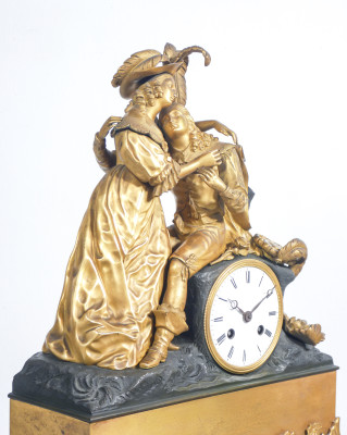 Orologio a pendolo con scultura in bronzo dorato al mercurio raffigurante una scena galante. Movimento meccanico a doppia carica, con suoneria. Francia, Prima metà dell'Ottocento