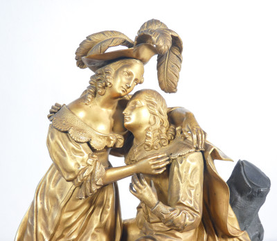 Orologio a pendolo con scultura in bronzo dorato al mercurio raffigurante una scena galante. Movimento meccanico a doppia carica, con suoneria. Francia, Prima metà dell'Ottocento