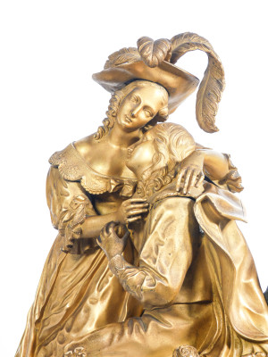 Orologio a pendolo con scultura in bronzo dorato al mercurio raffigurante una scena galante. Movimento meccanico a doppia carica, con suoneria. Francia, Prima metà dell'Ottocento