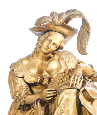 Orologio a pendolo con scultura in bronzo dorato al mercurio raffigurante una scena galante. Movimento meccanico a doppia carica, con suoneria. Francia, Prima metà dell'Ottocento