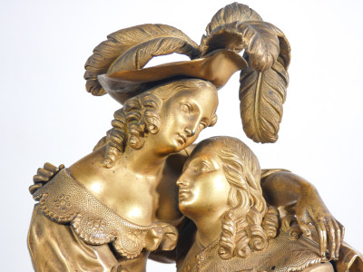 Orologio a pendolo con scultura in bronzo dorato al mercurio raffigurante una scena galante. Movimento meccanico a doppia carica, con suoneria. Francia, Prima metà dell'Ottocento