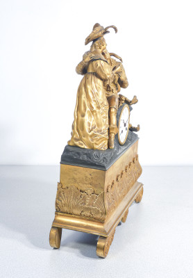 Orologio a pendolo con scultura in bronzo dorato al mercurio raffigurante una scena galante. Movimento meccanico a doppia carica, con suoneria. Francia, Prima metà dell'Ottocento