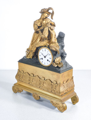 Orologio a pendolo con scultura in bronzo dorato al mercurio raffigurante una scena galante. Movimento meccanico a doppia carica, con suoneria. Francia, Prima metà dell'Ottocento