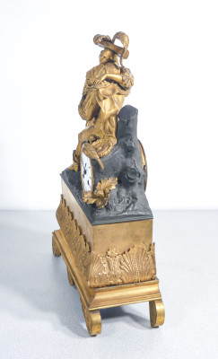 Orologio a pendolo con scultura in bronzo dorato al mercurio raffigurante una scena galante. Movimento meccanico a doppia carica, con suoneria. Francia, Prima metà dell'Ottocento