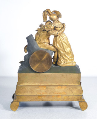 Orologio a pendolo con scultura in bronzo dorato al mercurio raffigurante una scena galante. Movimento meccanico a doppia carica, con suoneria. Francia, Prima metà dell'Ottocento