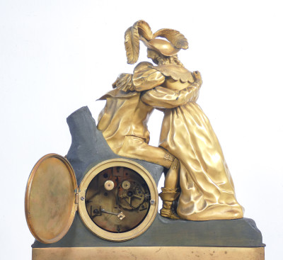 Orologio a pendolo con scultura in bronzo dorato al mercurio raffigurante una scena galante. Movimento meccanico a doppia carica, con suoneria. Francia, Prima metà dell'Ottocento