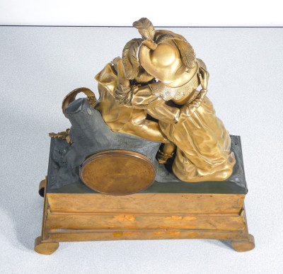 Orologio a pendolo con scultura in bronzo dorato al mercurio raffigurante una scena galante. Movimento meccanico a doppia carica, con suoneria. Francia, Prima metà dell'Ottocento