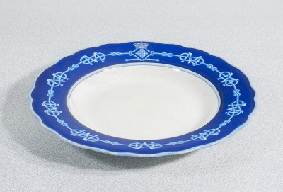 Piatto in porcellana con stemmi della regina Margherita di Savoia, Società Ceramica Italiana, S.C.I. LAVENO Italia, Fine Ottocento Primo Novecento