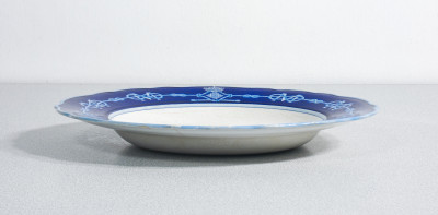 Piatto in porcellana con stemmi della regina Margherita di Savoia, Società Ceramica Italiana, S.C.I. LAVENO Italia, Fine Ottocento Primo Novecento
