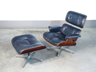 Poltrona con poggiapiedi mod. 670/671, design Charles & Ray EAMES, prod. ICF De Padova. Italia, Anni 60