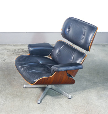 Poltrona con poggiapiedi mod. 670/671, design Charles & Ray EAMES, prod. ICF De Padova. Italia, Anni 60