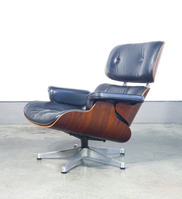 Poltrona con poggiapiedi mod. 670/671, design Charles & Ray EAMES, prod. ICF De Padova. Italia, Anni 60