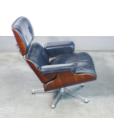 Poltrona con poggiapiedi mod. 670/671, design Charles & Ray EAMES, prod. ICF De Padova. Italia, Anni 60