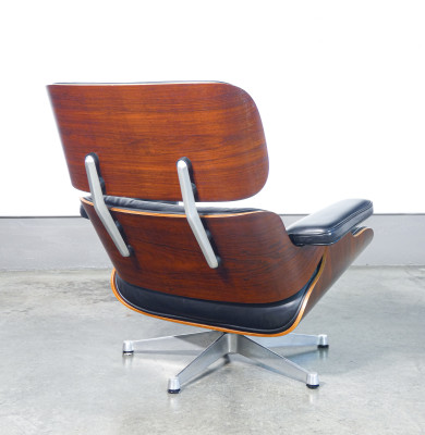 Poltrona con poggiapiedi mod. 670/671, design Charles & Ray EAMES, prod. ICF De Padova. Italia, Anni 60