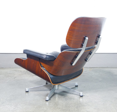 Poltrona con poggiapiedi mod. 670/671, design Charles & Ray EAMES, prod. ICF De Padova. Italia, Anni 60