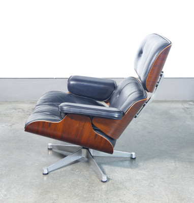 Poltrona con poggiapiedi mod. 670/671, design Charles & Ray EAMES, prod. ICF De Padova. Italia, Anni 60