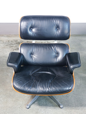 Poltrona con poggiapiedi mod. 670/671, design Charles & Ray EAMES, prod. ICF De Padova. Italia, Anni 60