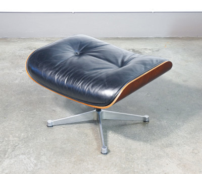 Poltrona con poggiapiedi mod. 670/671, design Charles & Ray EAMES, prod. ICF De Padova. Italia, Anni 60