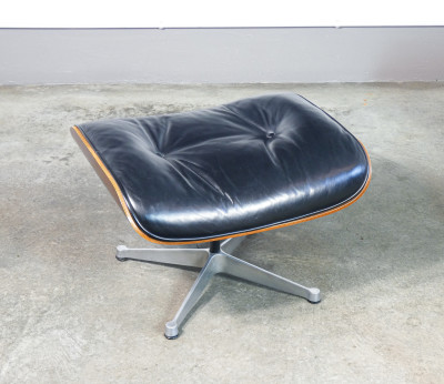 Poltrona con poggiapiedi mod. 670/671, design Charles & Ray EAMES, prod. ICF De Padova. Italia, Anni 60