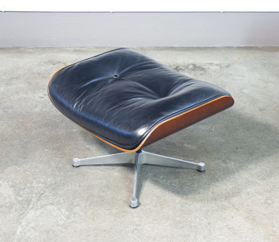 Poltrona con poggiapiedi mod. 670/671, design Charles & Ray EAMES, prod. ICF De Padova. Italia, Anni 60